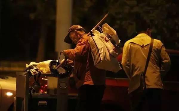 含著淚看完的！一位拾荒老人，溫暖了整個人間